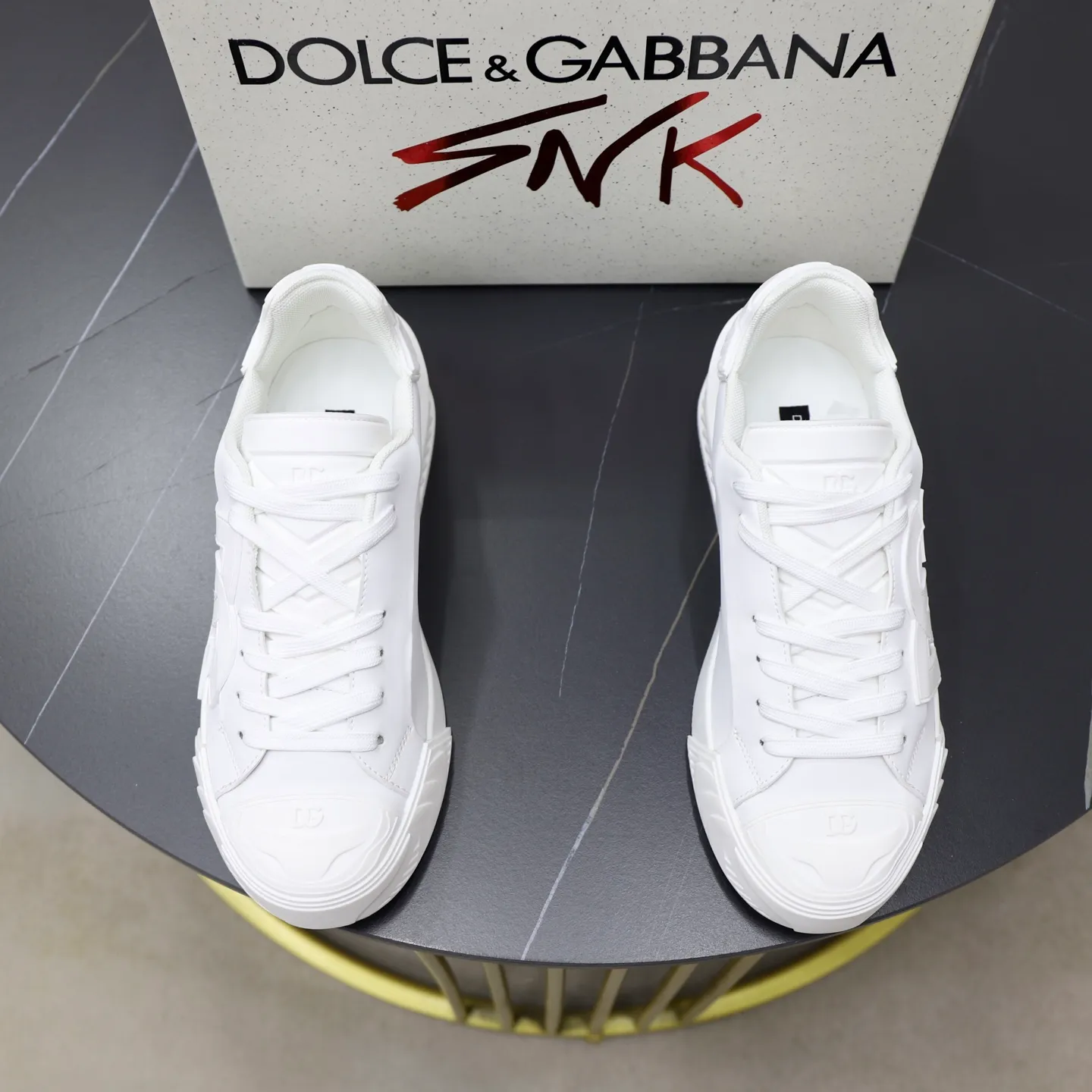 Ex-factory price: 600💰••New products••Dolce&Gabbana••DG✔️High-end men's sports•casual shoes. Original goods from top counters. Original imported multiple material splicing design ➕Original outsole.  Size: 38-44 (45, 46 customized)
